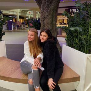 Meet your Posher, Flora